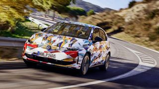 Der VW ID Polo ist vorerst noch mit Tarnfolie unterwegs. (Bild: Volkswagen)