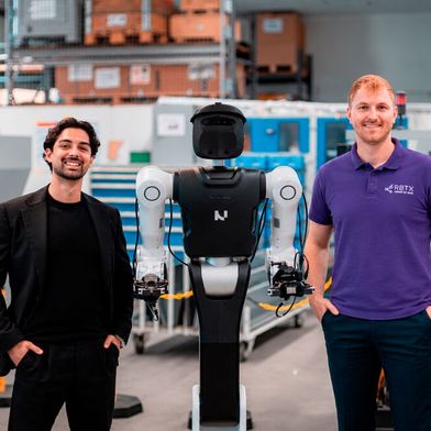 Nucleus Robotics und igus treiben gemeinsam die Skalierung humanoider Robotik in der Intralogistik voran. Im Bild: Melvin Schwarz, CEO Nucleus Robotics (links) und Julian Ruwe, Teamleiter Vetriebsinnendienst RBTX (rechts).  (Bild: Nucleus Robotics)