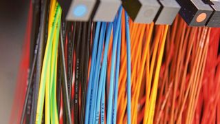 Drähte vollautomatisch konfektionieren lassen: Das Rittal Wire Terminal konfektioniert bis zu 36 unterschiedliche Drähte. (Rittal)