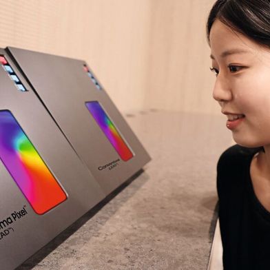 Visible difference at peak brightness: The comparison at the SID 2026 shows Samsung's new Flex Chroma Pixel OLED in direct comparison. Thanks to the new PSF emitter materials, the color saturation (96% BT.2020) is maintained even at extreme luminance levels without the colors washing out. (Image:Samsung Display)