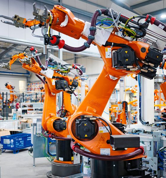 Helukabel zeigt auf der Hannover Messe unter anderem Komplettlösungen für Industrieautomation, Maschinenbau und E-Mobilität. Außerdem hat das Unternehmen sein Portfolio rund um Energieführungsketten aus Stahl, Edelstahl und Kunststoff dabei. Hannover Messe: Halle 13, Stand D96. (Bild: Tobias Bugala Fotografie / Helukabel)