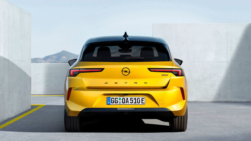 Das Heck ist betont kantig gezeichnet (Opel)