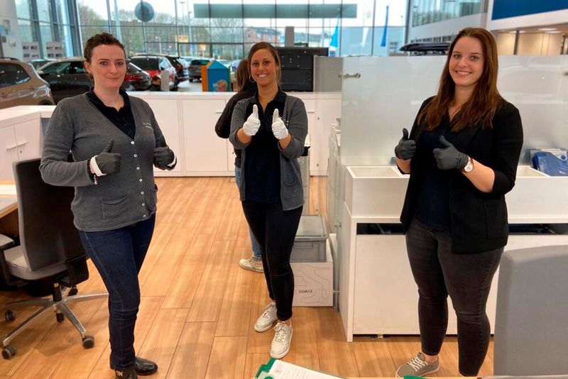 Mit Handschuhen und auf Abstand im Autohaus Tölke & Fischer GmbH & Co. KG: die Servicesassistentinnen Ricarda Laabs, Jessica Fauci und Justyna Haas. (Bild: Autohaus Tölke & Fischer GmbH & Co. KG)