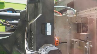 Geklebte Künstliche Intelligenz von Aisemo an der Spritzgießmaschine! Der Sensor muss nur an die auswerferseitige Aufspannplatte einer Spitzgussmaschine geklebt werden, schon liefert er kontinuierlich Informationen zu Temperatur und Bewegungen, was die Kunststoffteilefertigung produktiver macht.  (Bild: Aisemo)