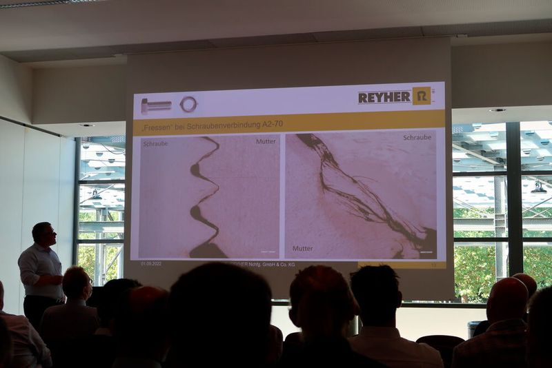 Thomas Wernitz von der Reyher GmbH & Co. KG sensibilisierte für das Problem des Kaltverschweißens zwischen Schraube und Mutter bei vorgespannten Edelstahl-Schraubverbindungen. (Bild: D.Quitter – VCG)
