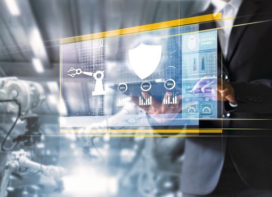 Ein ganzheitliches Sicherheitskonzept sollte sowohl Maschinensicherheit als auch Industrial Security umfassen, um den Anforderungen einer smarten, vernetzten Produktion gerecht zu werden.(Bild:  ipopba/Fotolia.com, Pilz GmbH & Co.KG)