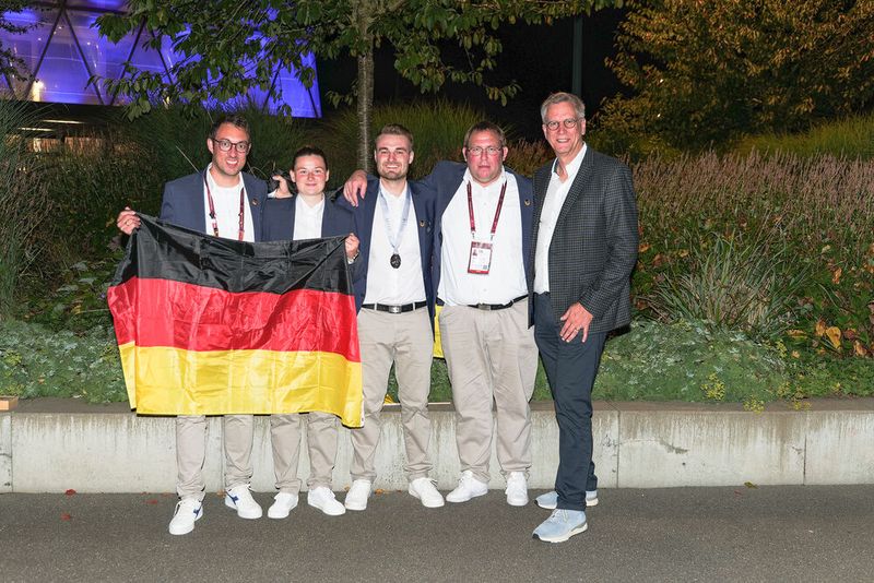 Teilehmende und Bundestrainer können stolz sein auf ihre Leistungen bei den Euroskills 2025 in Dänemark. Begleitet wurden sie unter anderem von René Gravendyk (re.), ZDK-Vorstandsmitglied und Co-Vorsitzender des ZDK-Berufsbildungsausschusses. (Bild: Schmidt - VCG)