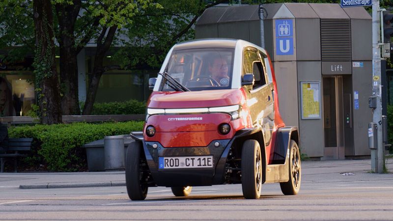 Die beiden Stahlträger links und rechts im Rahmen, an denen die Räder aufgehängt sind, lassen sich auf Knopfdruck ausfahren. (Bild: Citytransformer)