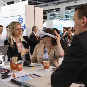 Easyfairs Messen setzt auf Live-Formate im Messegeschäft, ergänzt mit einer ganzjährigen, digitalen Bedienung der Aussteller- und Besucher-Communities mit Informationen rund um das entsprechende Messethema. (Bild:  Sara Barth)