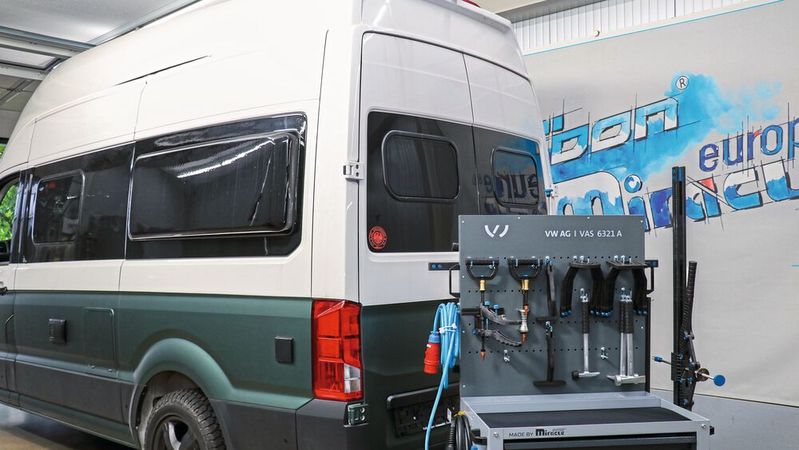 Die Instandsetzung von Wohnmobil- bzw. Caravan-Seitenwänden ist ein Trendthema. Aber gewusst wie - Die Reparatur ist Bestandteil der neuen Fachrichtung.