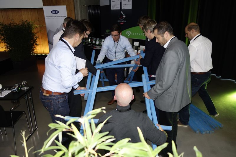 Team Gelb baut eine Brücke, versucht es zumindest! (Bild: IT-BUSINESS)