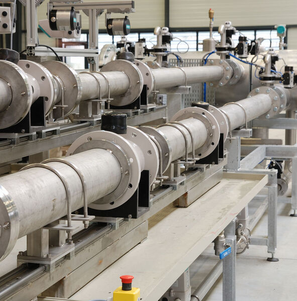Magnetisch induktives Durchflussmessgerät in der Kalibrieranlage eingebaut.  (Bild: Siemens)