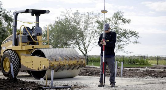 (Roverstab mit Topcon- GNSS-Empfänger HiPer VR. Bild: Topcon Deutschland Positioning GmbHx)