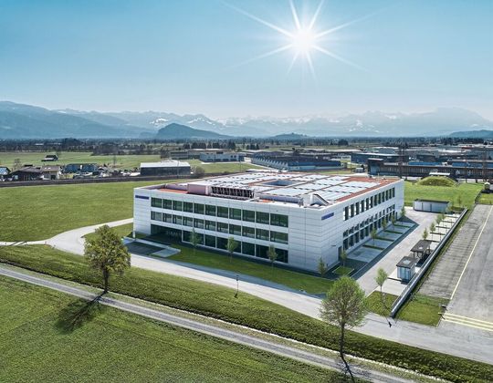 Die August Manser AG besitzt in Altstätten zwei Standorte. Im Werk Kesselbach (im Bild) befinden sich die Fertigungshalle, CAM-Programmierplätze, der Güteklasse-1-Messraum und modernste Büroeinheiten. Im Werk Unterfeld (Hauptsitz) sind neben der Administration vor allem Montageflächen, die Distribution und die Reparatur untergebracht.(Bild:  August Manser AG)