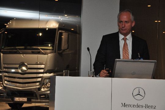 „Schon nach 18 Monaten haben unsere Kunden den Aufpreis des neuen Actros gegenüber dem aktuellen Modell durch einen niedrigen Dieselverbrauch wieder drin“, so Hubertus Troska. (Archiv: Vogel Business Media)