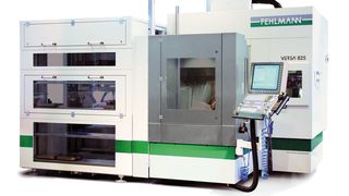 Le concept breveté de la Versa 825, n’est non seulement économe de place, il garantit aussi une utilisation sécurisée et rapide de la machine, et peut facilement être automatisé. Ici avec la nouvelle automation Leonardo. (Image : Fehlmann AG)