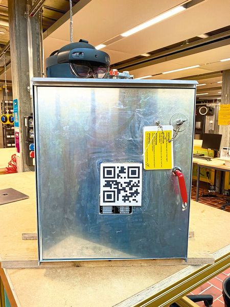 Le QR code est utilisé pour calibrer l'orientation de l'utilisateur par rapport à la machine. (Source : Marina Hofstetter)