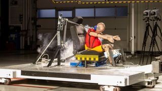 Mehr Schaden als Nutzen: Sämtliche Gurtadapter schnitten im Crashtest schlecht ab. (Bild: ADAC)