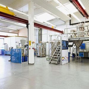 Messer betreibt in Krefeld, Deutschland, ein hochspezialisiertes Versuchstechnikum. Der gesamte Anlagenaufbau dient als Referenz, da er einer Produktionsanlage entspricht.(Bild:  Messer Group)