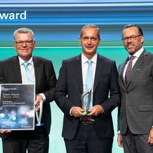 Aufmerksamkeit ganz anderer Art erhielt zum Auftakt der Automechanika 2018 der Green Award: Für ein innovatives neues Bremssystem nahmen Vertreter von Knorr-Bremse von Automechanika-Direktor Olaf Mußhoff (rechts) den Preis entgegen.