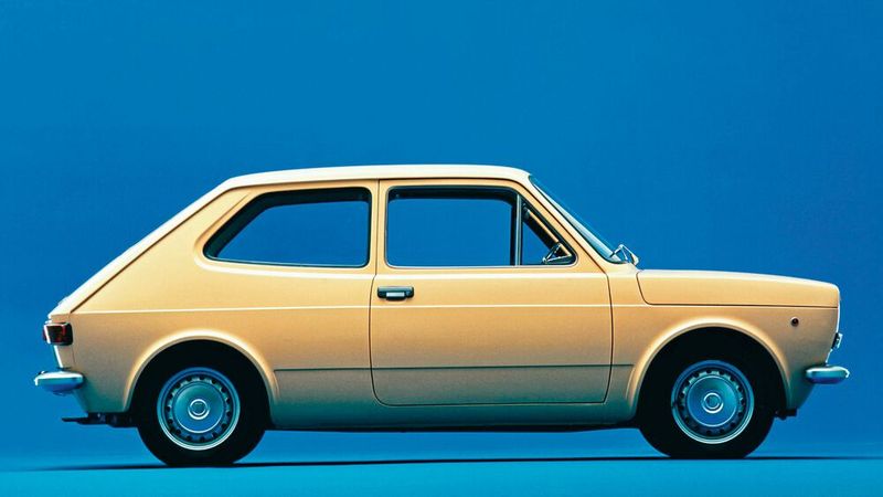 Der Motor mit 903 cm³ Hubraum des Fiat 127 leistete ursprünglich 34,5 kW (47 PS). Für Deutschland gab es eine auf Normalbenzin ausgelegte Variante mit 40 PS, die im Schnitt 7,5 Liter Sprit verbrauchte. (Bild: Hersteller)