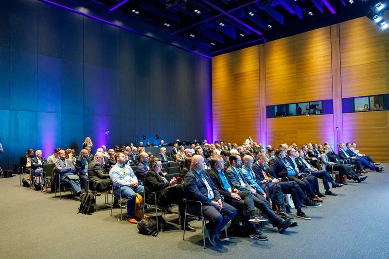 150 Teilnehmende vor Ort und zusätzliche 2.700 Teilnehmende im Live-Streaming unterstrichen die wachsende strategische Bedeutung des Themas Leichtbau. (Bild: bundesfoto/Bernd Lammel)