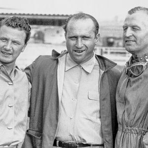 Foto vom Großen Preis von Frankreich in Reims, 4. Juli 1954. Das Mercedes-Benz Team von links: Hans Herrmann, Juan Manuel Fangio und Karl Kling. Fangio und Kling erzielen für die Marke einen Doppelsieg. Herrmann fährt die schnellste Runde.(Bild:  Mercedes-Benz AG)