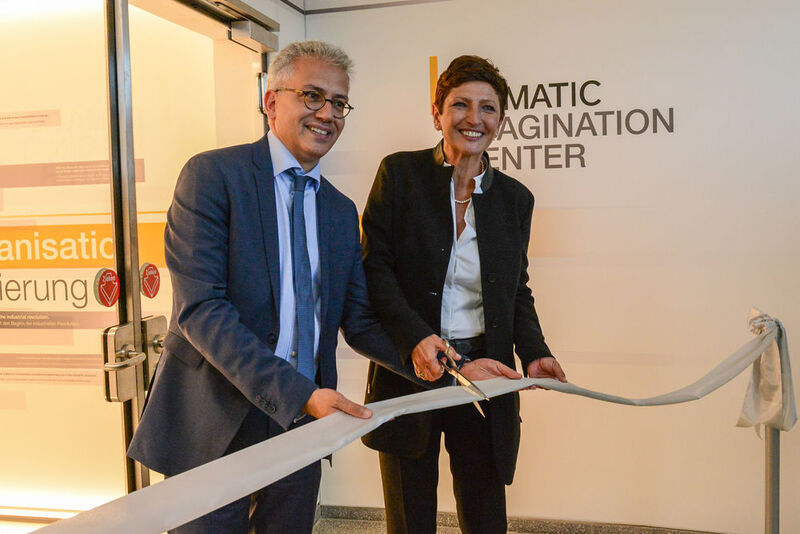 Barbara Wladarz, Geschäftsführerin von Dematic Deutschland, und Tarek al Wazir, Wirtschaftsminister des Bundeslands Hessen, bei der offiziellen Eröffnung des Imagination Center. (Dematic)