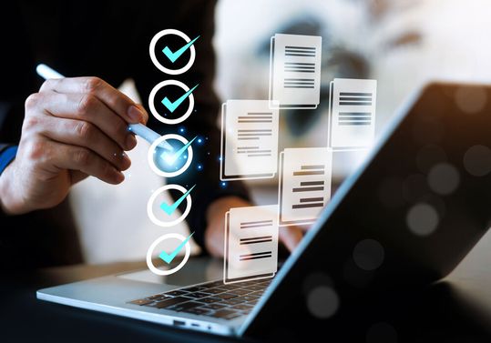 Auszubildende an einer Werkbank in der bayerischen M+E-Industrie: laut einer Bayme vbm-Umfrage geht die Zahl der Neuverträge 2026 um 10,4 Prozent zurück.(Bild: ©  wasan - stock.adobe.com)