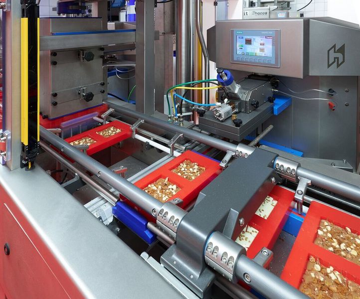 Automatisierung braucht Platz: Eine der Herausforderungen bestand darin, die Produktionsanlage inklusive Abkühlung auf 20 Quadratmetern im hinteren Bereich des Ladengeschäfts von Tony's unterzubringen. (Siemens AG / W.Geyer)