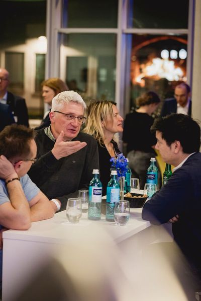 Das Get-together ermöglicht den intensiven Austausch zwischen Forschung und Praxis. (Bild: Stefan Bausewein)