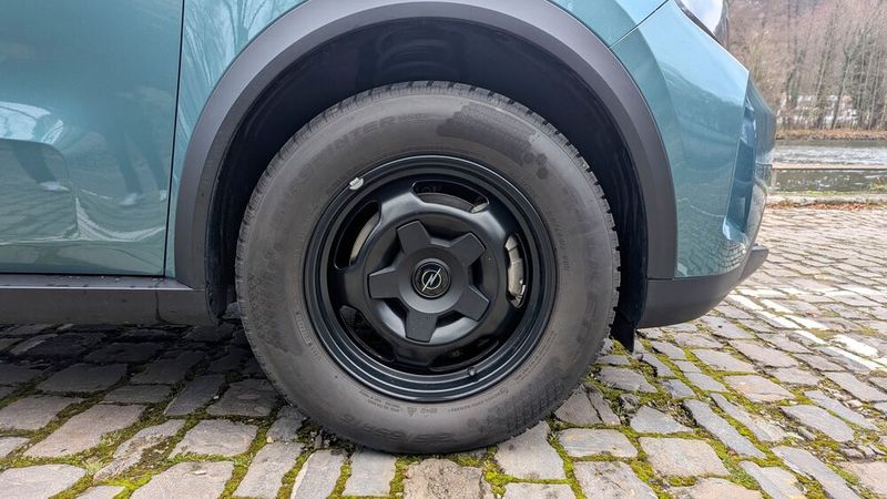 Anders als bei Dacia scheut man sich bei Opel nicht, die kostengünstige Bauweise auch zu zeigen. Etwa bei den serienmäßigen Stahlrädern, oder ... (Bild: Rosenow – VCG)