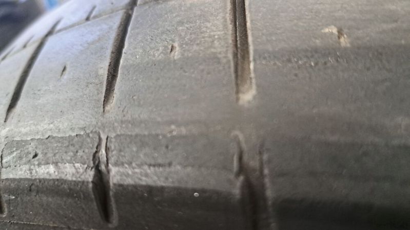 Aus der Abnutzung des Reifenprofils lassen sich Fehler bei Luftdruck und Fahrwerksgeometrie herauslesen.(Bild:  Michael Immler)