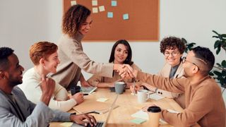 Neu im Team und doch allen wohlbekannt: Diese Konstellation des Führungswechsels bietet viele Vorteile, bedingt aber auch einige Notwendigkeiten. (Bild: Fauxels)