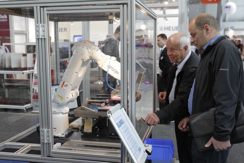Fachbesucher nehmen die Leistungen der Roboter genau in Augenschein ... (Bild: Motek)