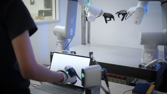 Der kollaborative Roboter «GoFa» wird eingesetzt, um die «Psyonic-Ability»-Hand zu testen. Dabei werden Tastsensorik, nachgiebige Mechanik und menschlich gewonnene Trainingsdaten kombiniert.(Bild:  ABB Robotics)