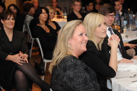 Ulrike Kehm, die Drittplatzierte beim Women’s Award 2011, und ihre Tochter Lisa Woytinnek lauschen gespannt der Laudatio
 (Archiv: Vogel Business Media)