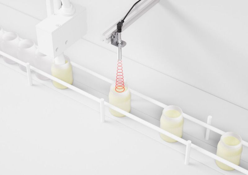 Und das ist der Leuze-Ultraschallsensor HTU208, der hier Daten von flüssigen Produkten erfasst.  Von der HTU-Serie gibt es 20 Varianten. Parallel hat Leuze noch die DMU-Serie entwickelt, die Abstände erfassen kann. Davon stehen acht Exemplare zur Auswahl. (Bild: Leuze)