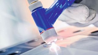 Heißer als die Sonnenoberfläche ist der taillierte Plasmalichtbogen der neuen Microplasma von EWM. Feinste Schweißarbeiten an Materialien ab einer Stärke von 0,1 mm sind damit exakt und prozesssicher ausführbar – von der Foliebearbeitung bis zur Herzkathetherfertigung. (EWM)