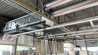 Frei für Produktion: Die unter der Hallendecke aufgebaute Klimatisierung und Luftreinigung erfordert keinerlei kostenintensive Stellflächen, die somit für produktive Maschinen genutzt werden können. (Bild: Technorobot)