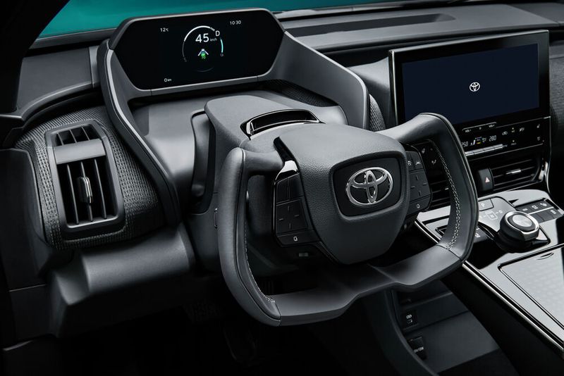 Toyota verzichtet erstmals auf ein rundes Lenkrad. (Bild: Toyota)