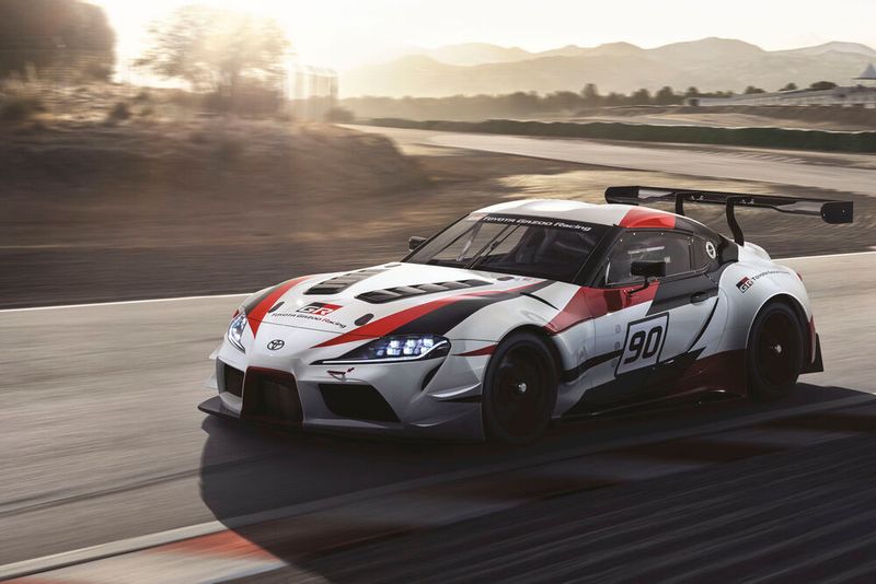 Die straßenrtaugliche Version soll die tragenden Designlemente der Rennversion übernehmen. Auch die Grundform mit dem sehr tiefen Schwerpunkt bleibt gleich. (Bild: Toyota)
