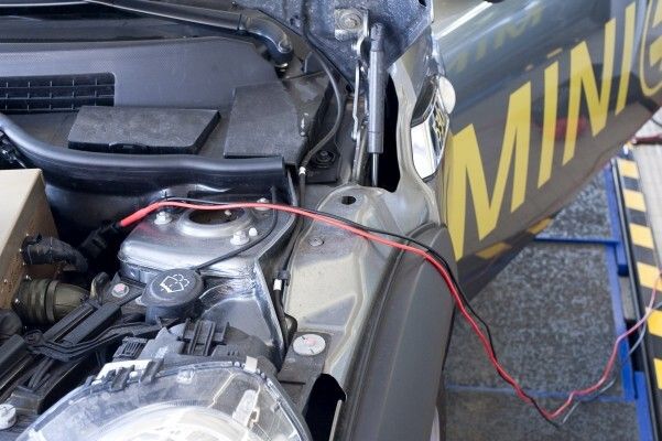 Soll eine der wichtigsten Prüfungen im Rahmen der Hauptuntersuchung für E-Autos werden: die Isolationswiderstandmessung. (Bild: TÜV SÜD)