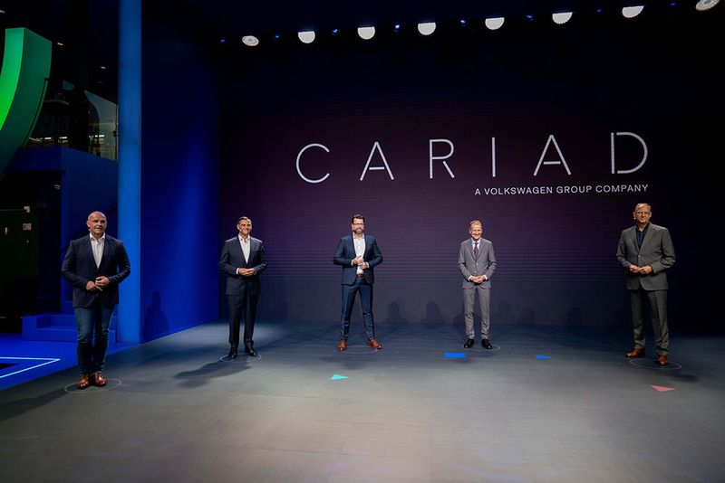 Cariad will künftig weniger von Zulieferern abhängen – Dirk Hilgenberg (rechts im Bild), Chef der Software-Sparte, findet dafür klare Worte in einem Interview. (Bild:  Cariad)