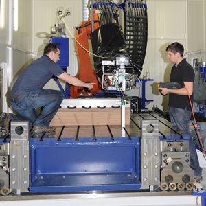 Mitarbeiter des Instituts für Leichtbau und Kunststofftechnik (ILK) an der PUR-Sprühanlage.