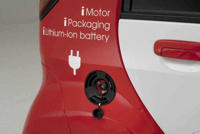 Der i-Miev lässt sich an einer Haushaltssteckdose oder an einer öffentlichen Ladestation aufladen – letztere müssen allerdings noch in großem Maßstab eingerichtet werden. (Archiv: Vogel Business Media)