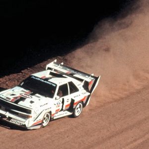 Mit einer weiteren Variante, dem Sport quattro „E2 Pikes Peak“ stellte Walter Röhrl 1987 am Pikes Peak in den USA einen neuen Streckenrekord auf. Dabei soll der quattro über eine Motorleistung von mindestens 441 kW (600 PS) verfügt haben. Beim Rallycross gab es dann Ende der Achtziger- und Anfang der Neunzigerjahre noch einige S1- und E2-Rallycross-Specials, deren Motoren mehr als 478 kW (650 PS) leisteten.(Bild:  Audi AG)
