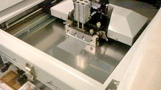 Bild 5: Schablonendrucker zur automatisierten Bedruckung mit Wärmeleitmaterial. Alle relevanten Prozessparameter werden hier in engen Grenzen gehalten (Bild: Infineon)