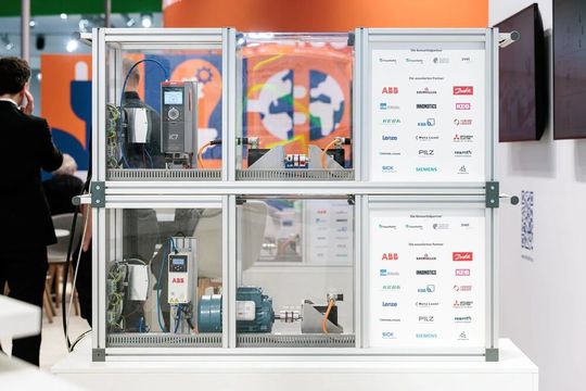 Der Demonstrator Antrieb 4.0 zeigt die herstellerübergreifende Kompatibilität für Auswahl, Inbetriebnahme und Betrieb von elektrischen Antrieben.(Bild:  ZVEI)