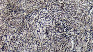 Das Gefüge des Stahls 16MnCr5mod nach Abkühlung aus der Umformhitze an Luft. (Foto: Hirschvogel)